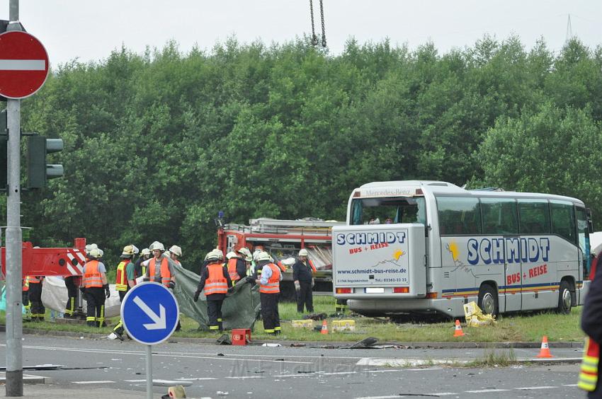Schwerer Unfall mit Reisebus Lohmar Donrather Dreieck P568.JPG